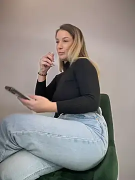 HotXMom online show from 27, 1, 2025