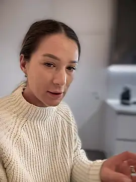 HotXMom online show from 4, 2, 2025