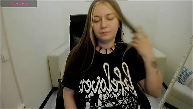 Snapshot of AlisaBacker chatting on 12, 12, 2024 AlisaBacker online show from 12, 12, 2024