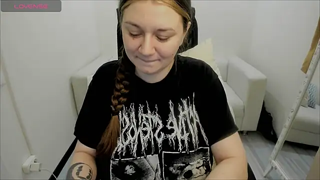 Snapshot of AlisaBacker chatting on 4, 1, 2025 AlisaBacker online show from 4, 1, 2025