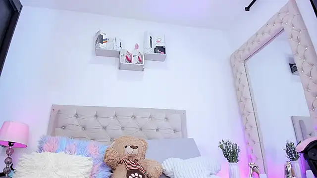 lorennahernandez01 online show from 24, 2, 2026