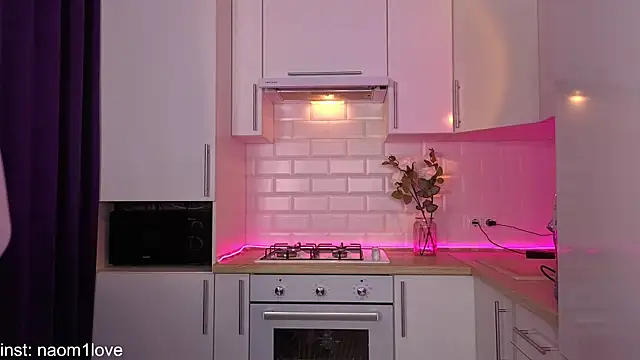 Naomi Girly online show from 8, 10, 2025