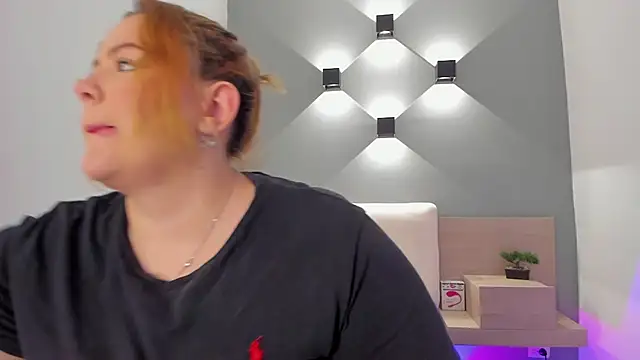 sophiarossee  online show from 3, 3, 2025