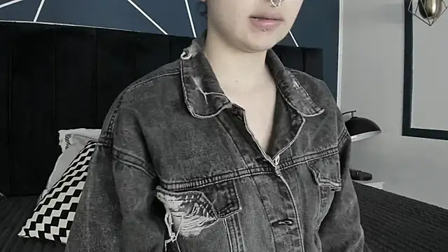 Adeelinee online show from 8, 3, 2025