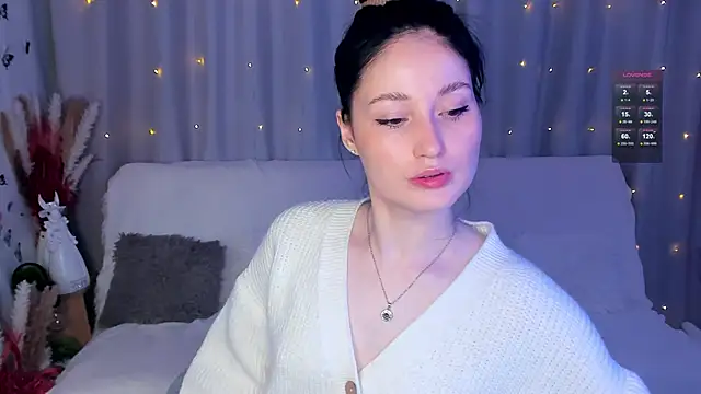 LisaMooore online show from 25, 2, 2025