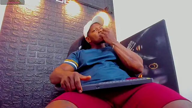 Snapshot of tommike chatting on 4, 7, 2026 tommike online show from 4, 7, 2026