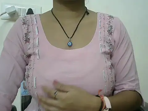 momo lov online show from 6, 10, 2025