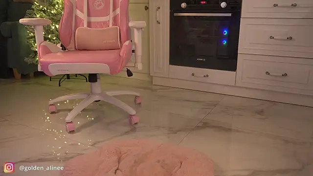 Snapshot of Golden_Aline chatting on 8, 1, 2025 Golden Aline online show from 8, 1, 2025