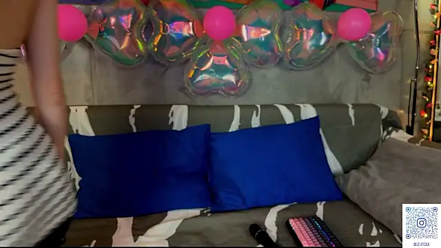 Snapshot of izi-fox chatting on 5, 3, 2026 izi-fox online show from 5, 3, 2026