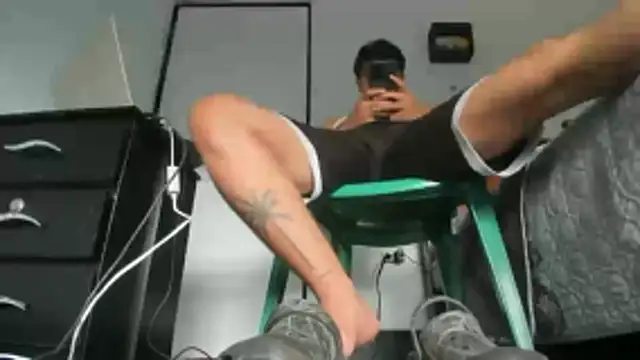 Snapshot of moubli_ chatting on 4, 12, 2025 moubli online show from 4, 12, 2025