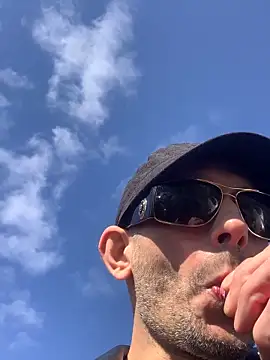 hailzeffn online show from 7, 4, 2026