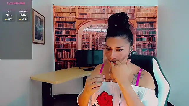 Snapshot of khiara_moretti chatting on 11, 1, 2025 khiara moretti online show from 11, 1, 2025