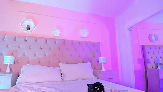 Agathaargent  online show from 13, 12, 2024