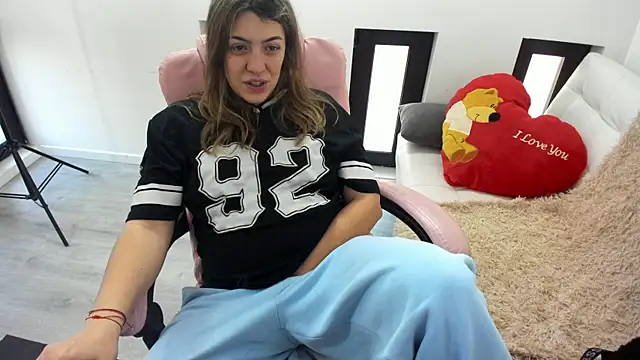 Dyana Kaylinn online show from 13, 4, 2026