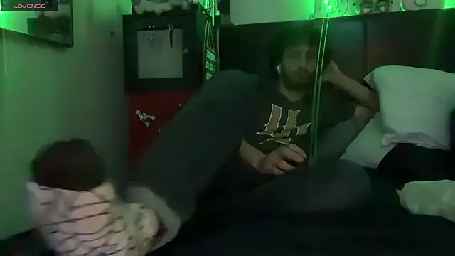 pantslesstraveler plt online show from 20, 11, 2025