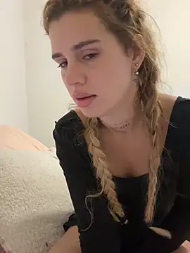 EmiliaCatalina online show from 13, 10, 2025