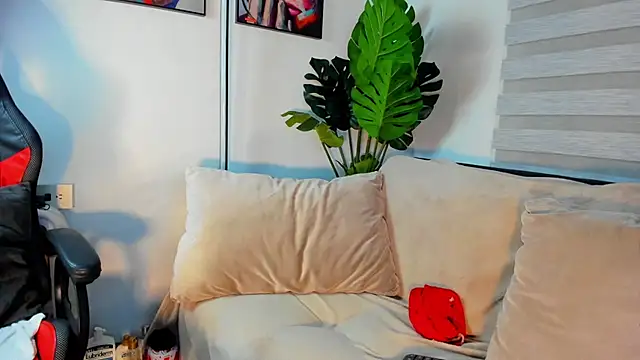 Snapshot of YalexaVelez chatting on 17, 10, 2025 YalexaVelez online show from 17, 10, 2025