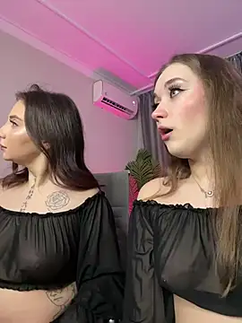 Snapshot of RollingGirls chatting on 6, 3, 2025 RollingGirls online show from 6, 3, 2025