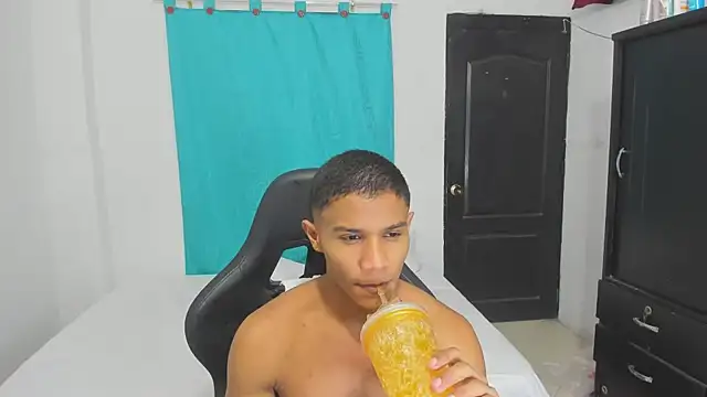 Snapshot of corzoethan chatting on 7, 10, 2025 corzoethan online show from 7, 10, 2025