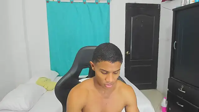 Snapshot of corzoethan chatting on 13, 10, 2025 corzoethan online show from 13, 10, 2025