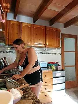 BecciDeluxe online show from 9, 11, 2025