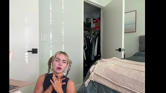ElenaErickson online show from 23, 7, 2026