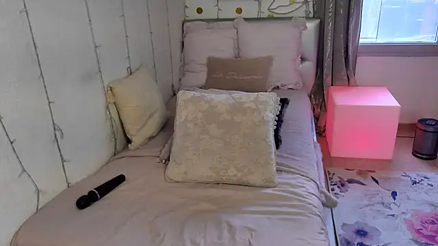 Snapshot of AlicianeFrancaise chatting on 13, 4, 2026 AlicianeFrancaise online show from 13, 4, 2026