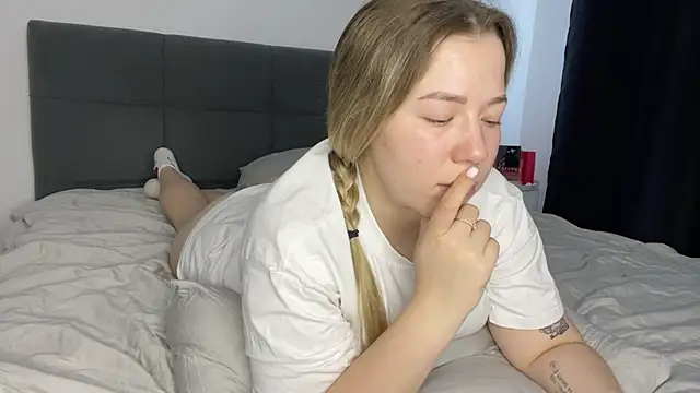 Embersweetbunny online show from 6, 2, 2025