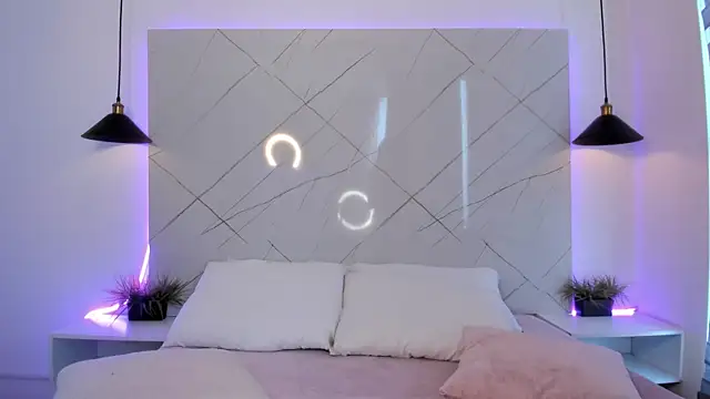 ANTONELLA  ROUSE  online show from 20, 4, 2026