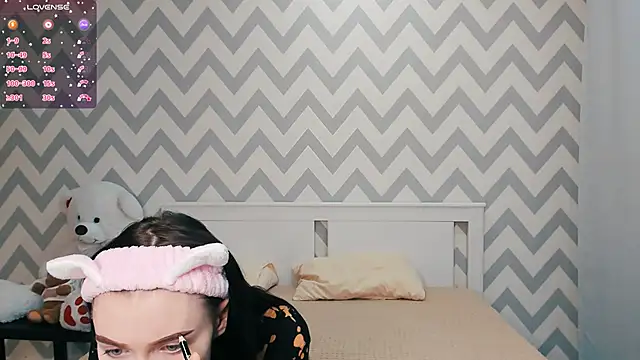 Snapshot of shaameless chatting on 5, 1, 2025 shaameless online show from 5, 1, 2025