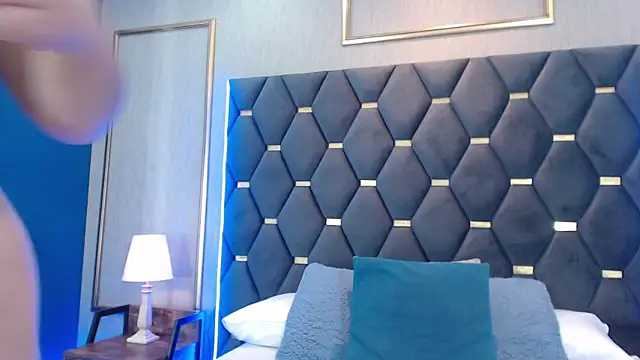 ThaniaJones online show from 3, 12, 2025