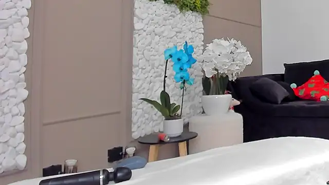 Deliciouslips online show from 18, 2, 2025