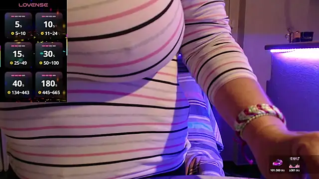 Snapshot of JennaDeluxe chatting on 17, 4, 2026 JennaDeluxe online show from 17, 4, 2026