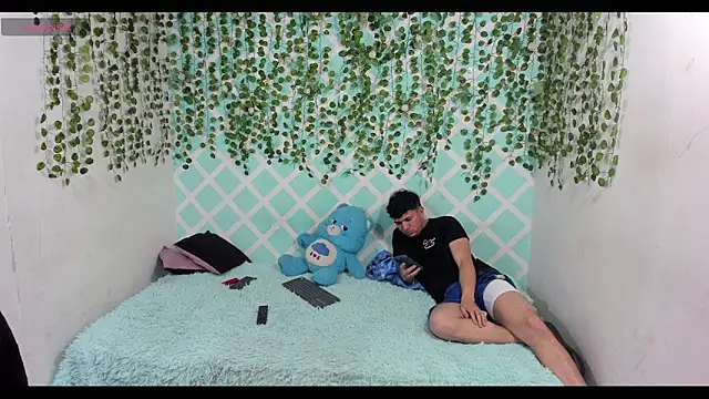 oliverhot2005 online show from 5, 12, 2025