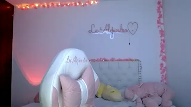 Snapshot of alee_lenoxx chatting on 7, 7, 2026 alee lenoxx online show from 7, 7, 2026