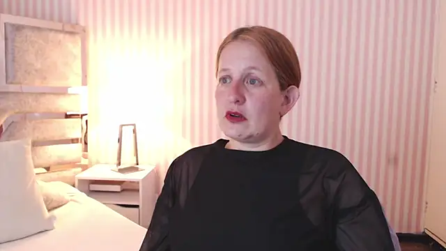 Snapshot of ViioletaMora chatting on 4, 2, 2025 ViioletaMora online show from 4, 2, 2025