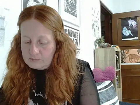 Snapshot of ViioletaMora chatting on 4, 5, 2026 ViioletaMora online show from 4, 5, 2026
