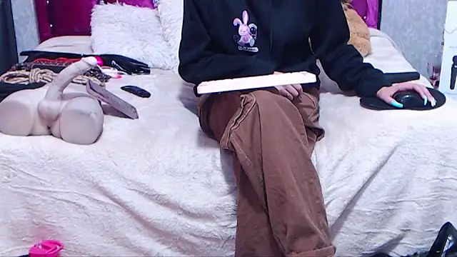 AyshaScott online show from 15, 4, 2026