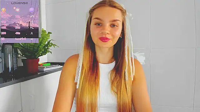 Snapshot of Molly_sweetie chatting on 6, 7, 2026 Molly sweetie online show from 6, 7, 2026