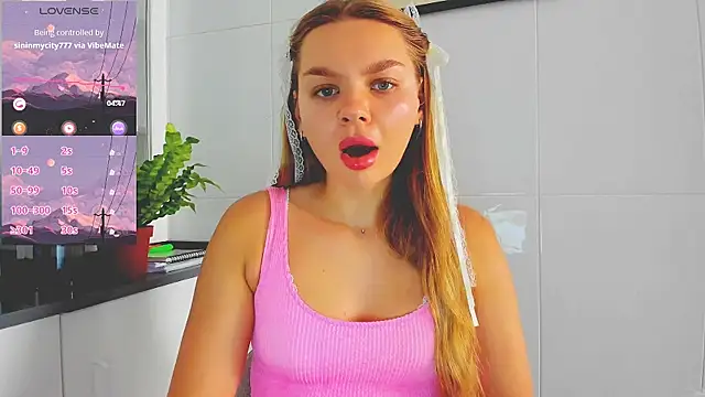 Snapshot of Molly_sweetie chatting on 12, 7, 2026 Molly sweetie online show from 12, 7, 2026