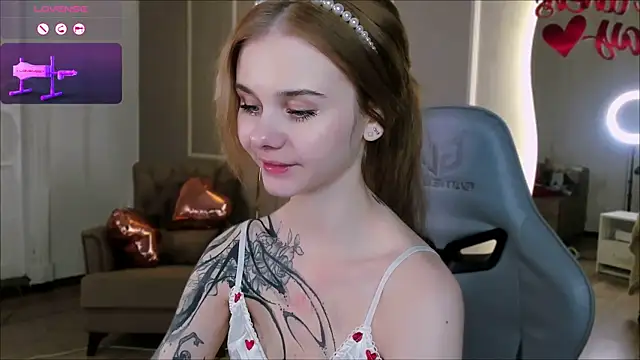 Britney Lynch online show from 4, 2, 2025