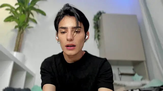 Snapshot of sebas_rose chatting on 8, 1, 2025 sebas rose online show from 8, 1, 2025