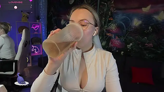 Snapshot of TiffanyBatson chatting on 5, 1, 2025 TiffanyBatson online show from 5, 1, 2025