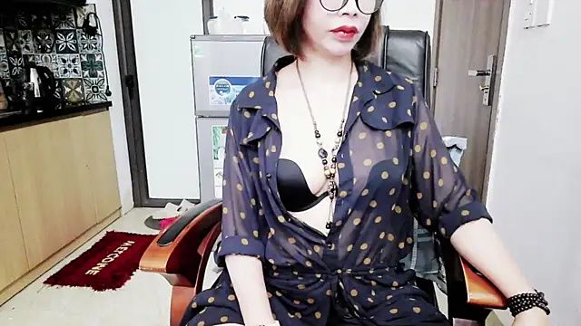 Snapshot of Miu-Le chatting on 5, 11, 2025 Miu-Le online show from 5, 11, 2025