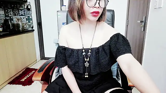 Snapshot of Miu-Le chatting on 9, 11, 2025 Miu-Le online show from 9, 11, 2025