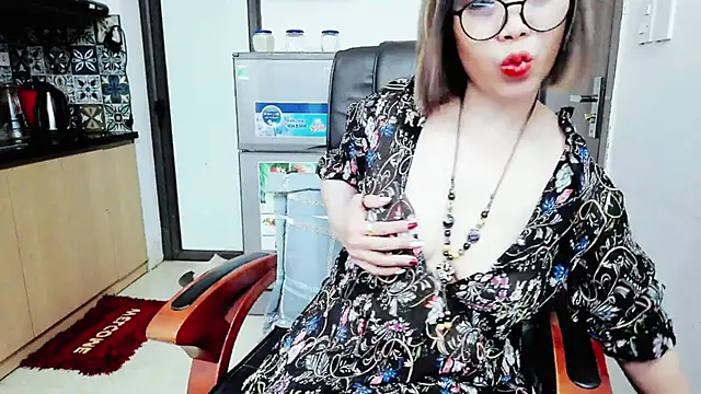 Snapshot of Miu-Le chatting on 10, 11, 2025 Miu-Le online show from 10, 11, 2025