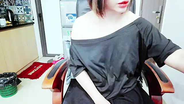 Snapshot of Miu-Le chatting on 14, 11, 2025 Miu-Le online show from 14, 11, 2025