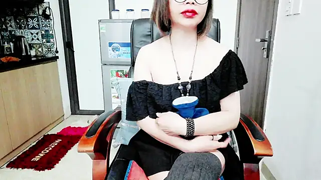 Snapshot of Miu-Le chatting on 21, 11, 2025 Miu-Le online show from 21, 11, 2025