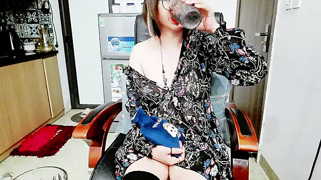 Snapshot of Miu-Le chatting on 13, 12, 2025 Miu-Le online show from 13, 12, 2025