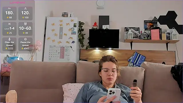 Girl alone home online show from 20, 11, 2025